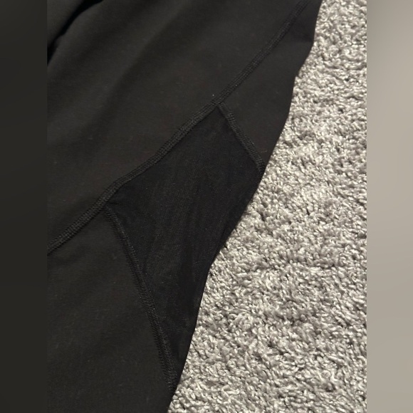 Women’s Old Navy Active Go Dry Capris with Mesh Panels - Picture 4 of 5